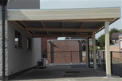Carport tegen zijkant van woning