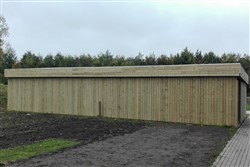 Lange houten carport met plat dak