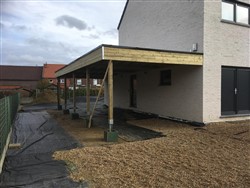 Houten carport met plat dak realisatie