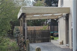 Carport met plat dak tegen huis