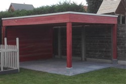 Rode houten carport