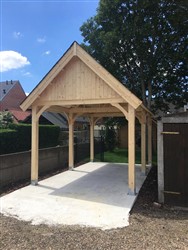 Moderne carport met zadeldak