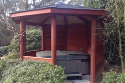Prieel met jacuzzi