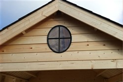 Detailafwerking van een tuinhuis in hoevestijl