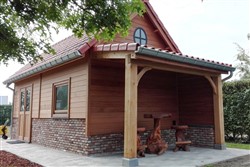 Tuinhuis in hoevestijl met houtopslag