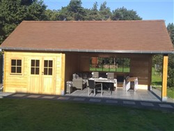 Houten tuinhuis in hoevestijl met zadeldak