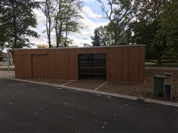 Langwerpig tuinhuis met plat dak