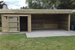 Tuinhuis met plat dak, oversteek en schuifraam