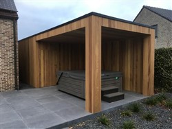 Tuinhuis met plat dak en overdekte zithoek