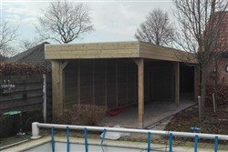 Overdekte houten zithoek aan zwembad