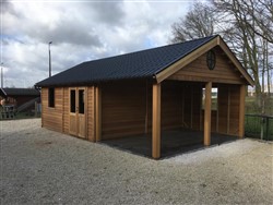 Modern tuinhuis met zadeldak en zithoek