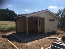 Tuinhuis met dubbele zadeldaken