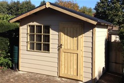 Klassiek houten tuinhuis met zadeldak