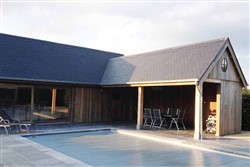 Tuinhuis op maat aan zwembad